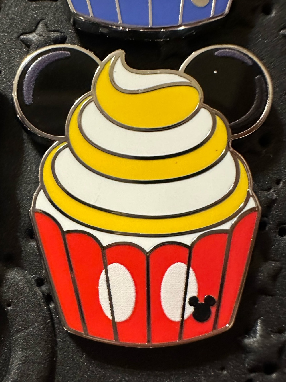 🌸3 for $37🌸 Mickey Mouse Cupcake Mystery Pin